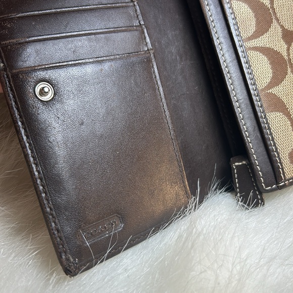Coach Signature Wallet - Picture 5 of 8
